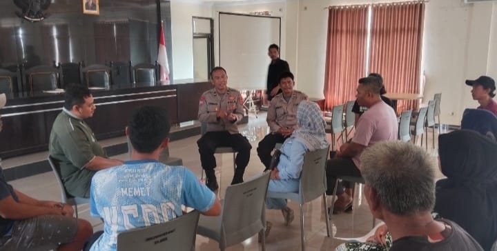 Polsek Beber Gelar Jum’at Curhat di Desa Gumulung Tonggoh untuk Ciptakan Lingkungan Masyarakat yang Kondusif